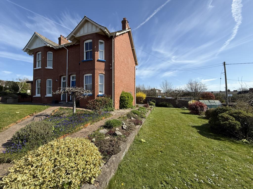 Lot: 153 - SEMI-DETACHED PROPERTY WITH SPECTACULAR WATERSIDE VIEWS, FOR REPAIR AND REFURBISHMENT - Main front photo of property